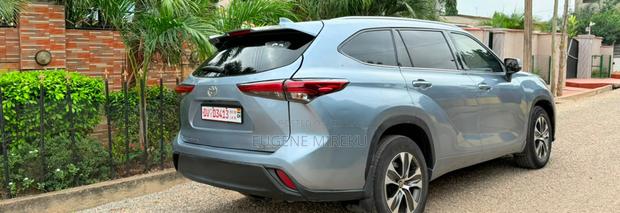 Toyota Highlander XLE 2022 Blue