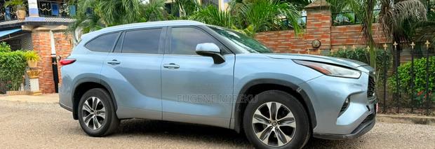 Toyota Highlander XLE 2022 Blue