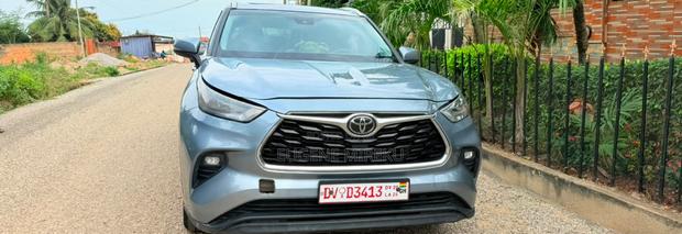 Toyota Highlander XLE 2022 Blue