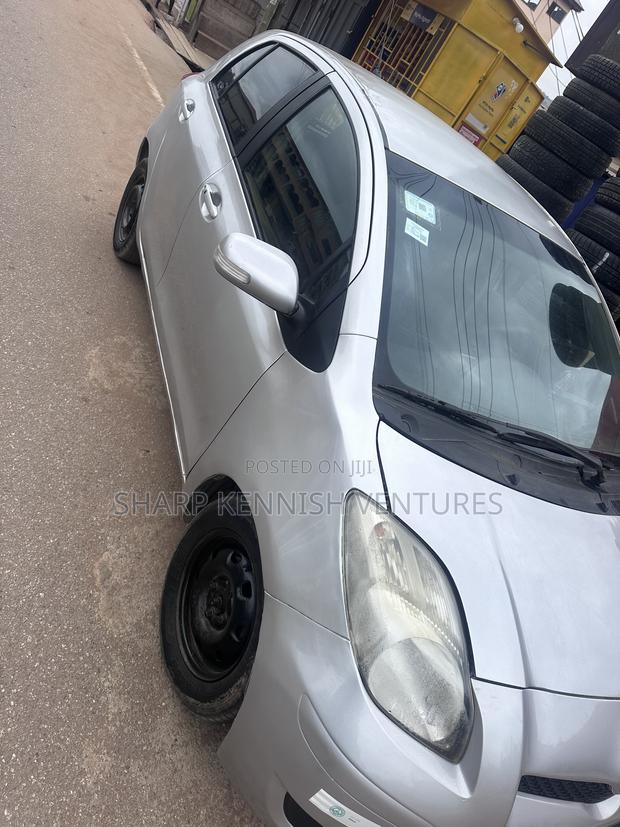 Toyota Vitz 1.3 FWD 3dr 2010 Silver