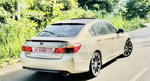 Honda Accord Touring 4dr Sedan FWD (3.5L 6cyl 6A) 2016 Gold