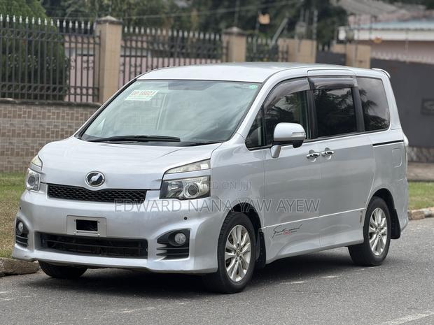 Toyota Voxy V 4WD 8-Seater 2010 Silver