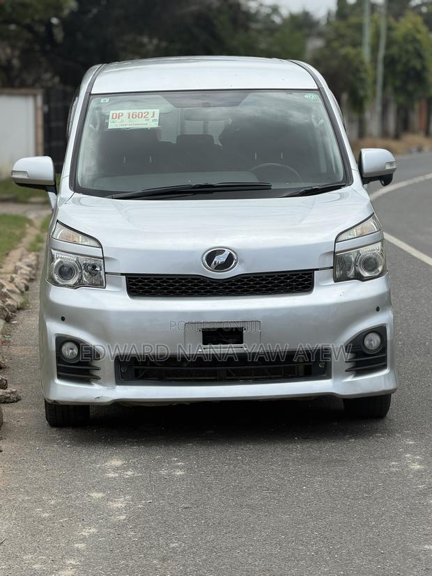Toyota Voxy V 4WD 8-Seater 2010 Silver