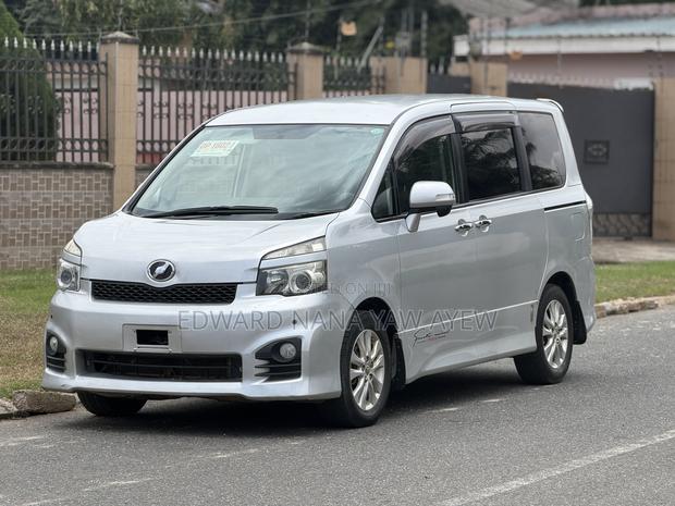 Toyota Voxy V 4WD 8-Seater 2010 Silver