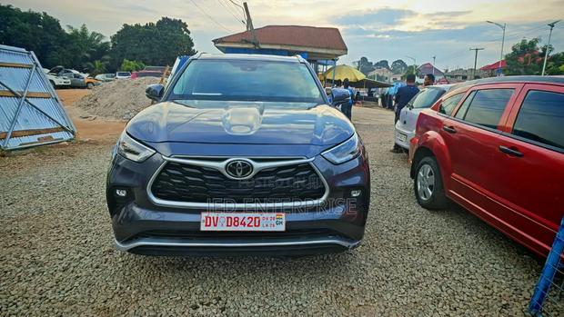 Toyota Highlander XLE 2021 Gray
