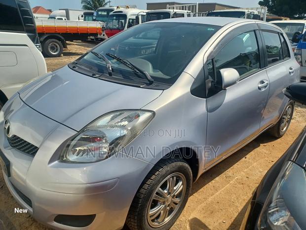 Toyota Vitz 2009 Silver