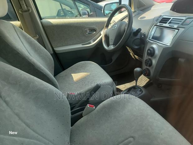 Toyota Vitz 2009 Silver