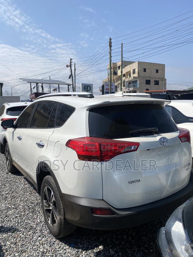 Toyota RAV4 XLE AWD (2.5L 4cyl 6A) 2016 White