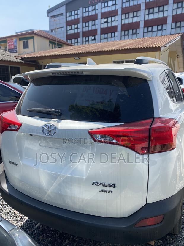 Toyota RAV4 XLE AWD (2.5L 4cyl 6A) 2016 White