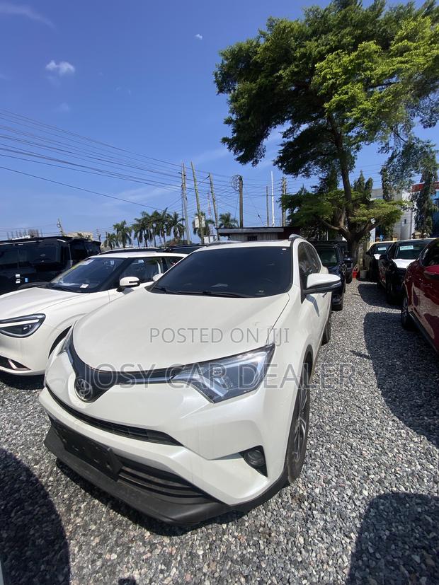 Toyota RAV4 XLE AWD (2.5L 4cyl 6A) 2016 White