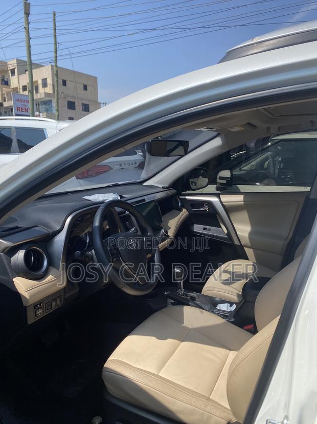 Toyota RAV4 XLE AWD (2.5L 4cyl 6A) 2016 White