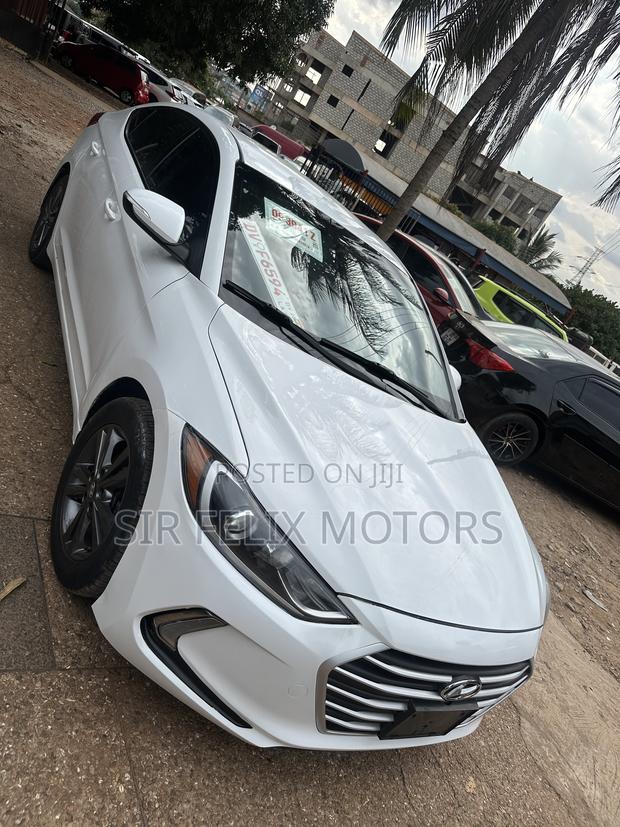 Hyundai Elantra SE Sedan FWD (2.0L 4cyl 6M) 2017 White