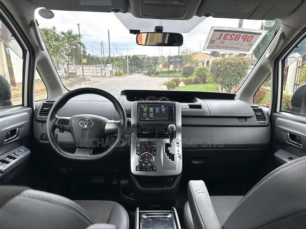 Toyota Voxy V 2WD 8-Seater 2012 White
