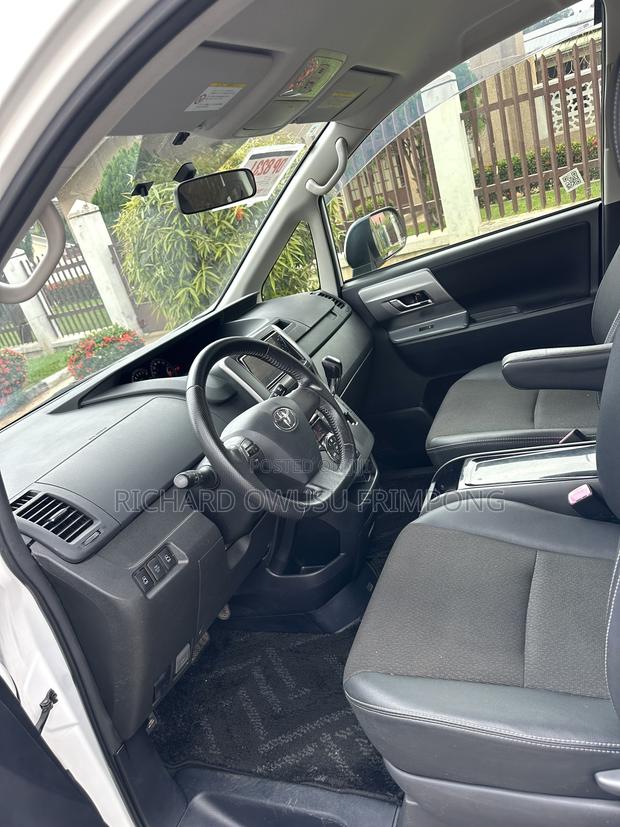 Toyota Voxy V 2WD 8-Seater 2012 White