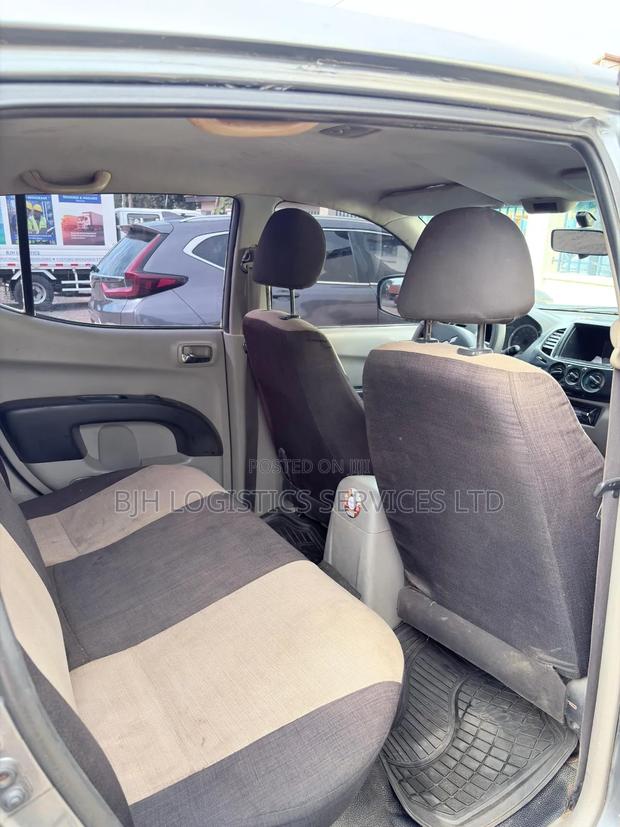 Mitsubishi L200 2012