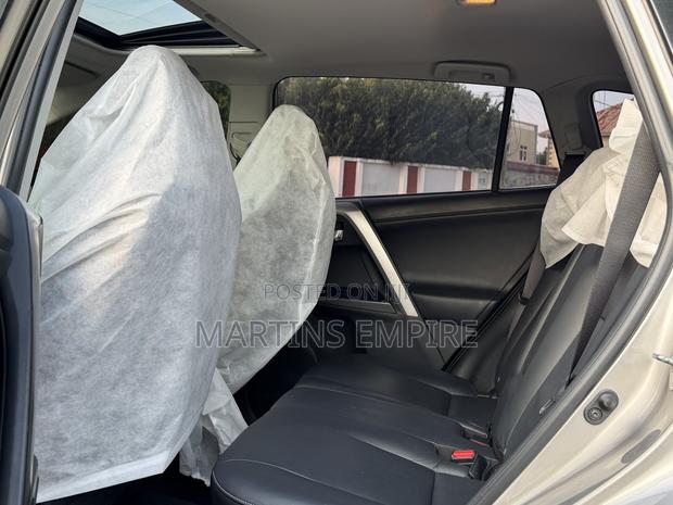 Toyota RAV4 XLE 4dr SUV (2.5L 4cyl 6A) 2018 Gold