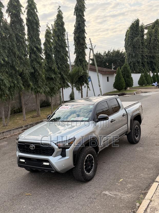 Toyota Tacoma SR5 Double Cab 6' Bed AT 2024 Gray