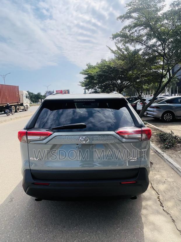 Toyota RAV4 XLE 2021 Gray