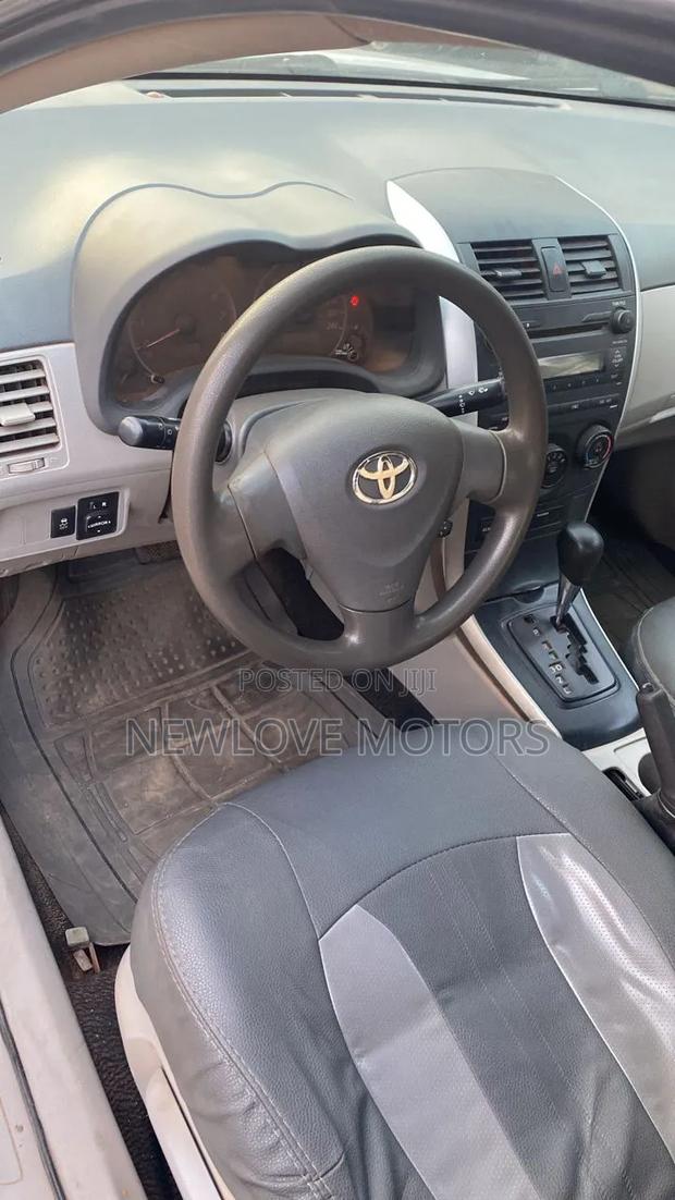 Toyota Corolla LE 4dr Sedan (1.8L 4cyl 4A) 2011 Silver