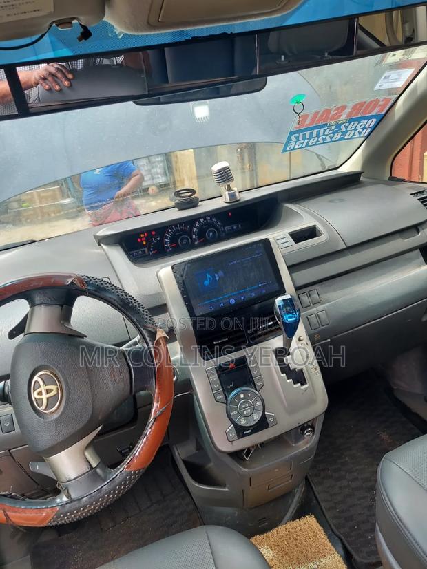 Toyota Voxy 2012