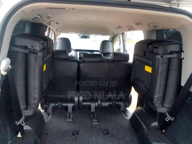Toyota Voxy V 4WD 8-Seater 2010 Silver