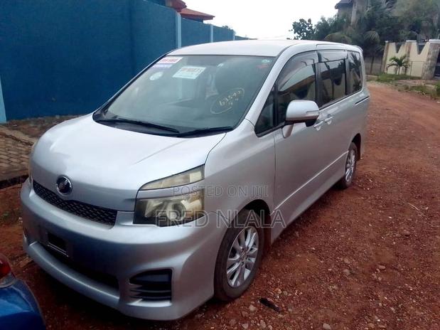 Toyota Voxy V 4WD 8-Seater 2010 Silver