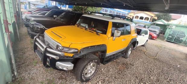 Toyota FJ Cruiser 4dr SUV 4WD (4.0L 6cyl 6M) 2014 Yellow