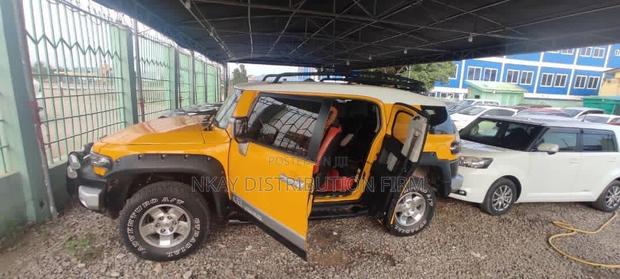 Toyota FJ Cruiser 4dr SUV 4WD (4.0L 6cyl 6M) 2014 Yellow