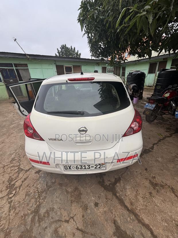 Nissan Versa 1.8 S Hatchback 2012 White