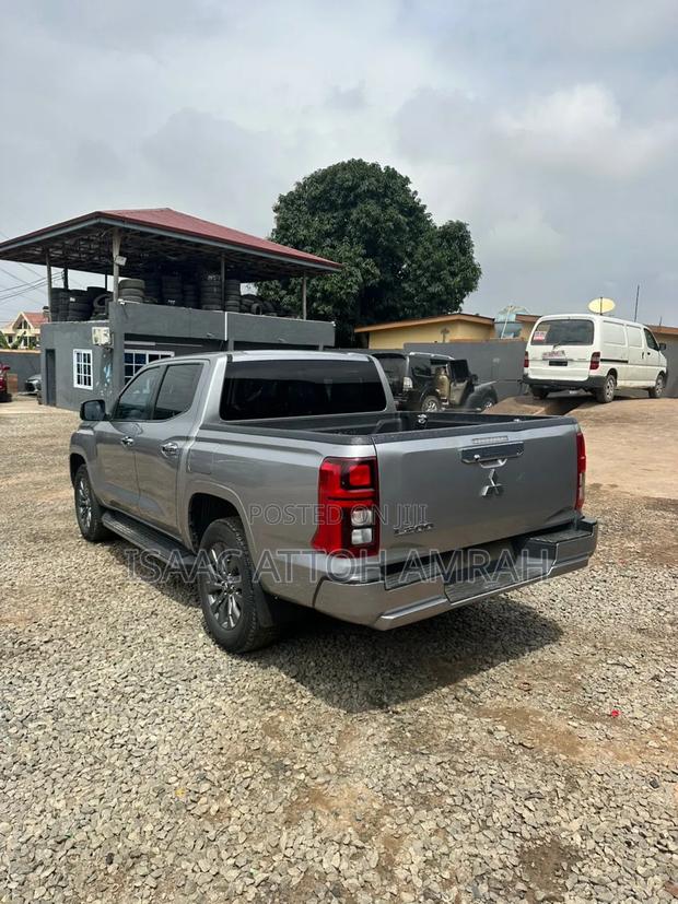 Mitsubishi L200 2024 Gray