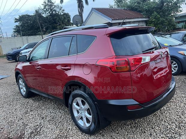 Toyota RAV4 XLE 4dr SUV (2.5L 4cyl 6A) 2014 Gold