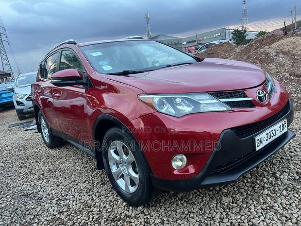Toyota RAV4 XLE 4dr SUV (2.5L 4cyl 6A) 2014 Gold