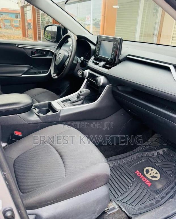 Toyota RAV4 LE AWD 2020 White