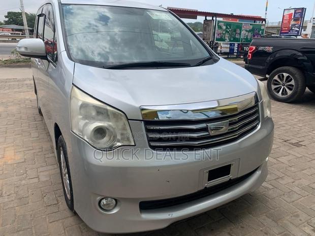 Toyota Voxy 2013 Silver