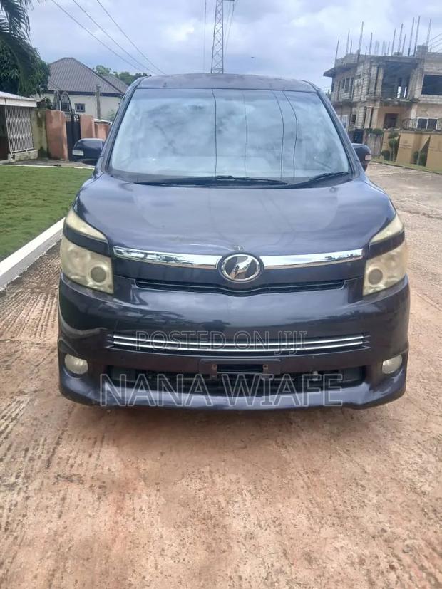 Toyota Voxy 2011 Black