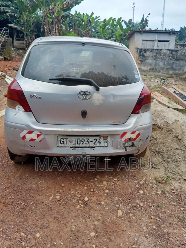 Toyota Vitz 2010 Silver