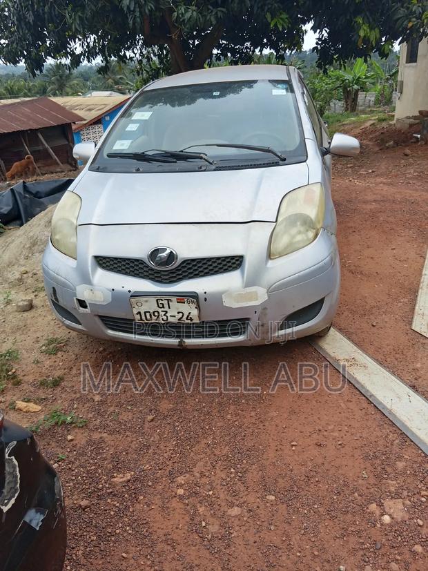 Toyota Vitz 2010 Silver