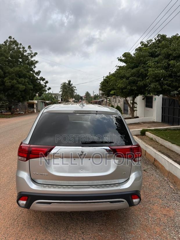 Mitsubishi Outlander SE FWD 2020 Gray
