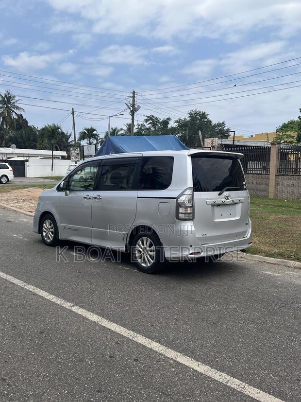 Toyota Voxy 2010 Silver