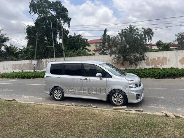 Toyota Voxy 2010 Silver