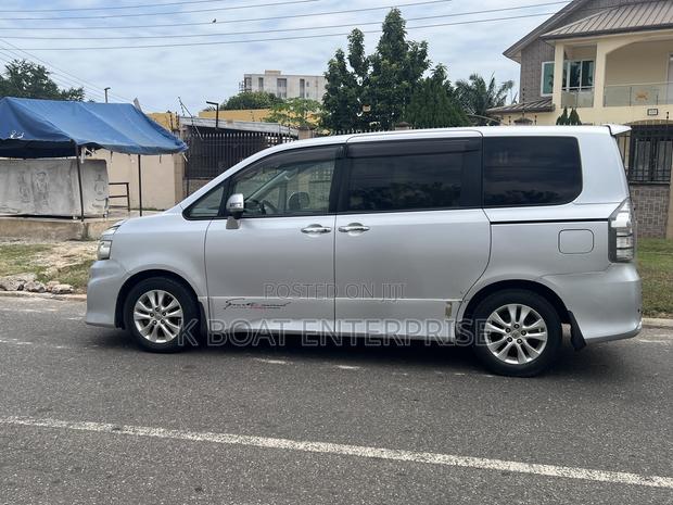 Toyota Voxy 2010 Silver