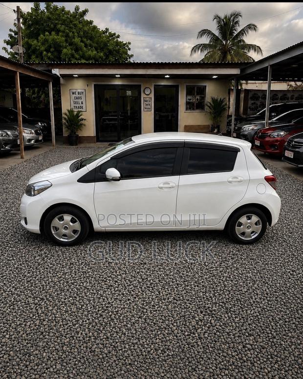 Toyota Vitz 1.3 FWD 3dr 2012 Pearl