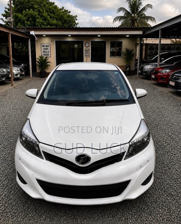 Toyota Vitz 1.3 FWD 3dr 2012 Pearl