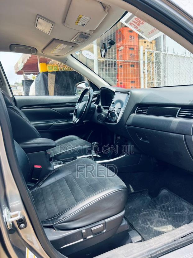 Mitsubishi Outlander SE FWD 2019 Gray