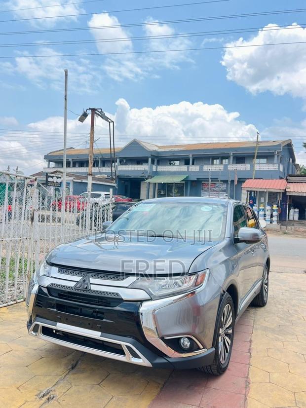 Mitsubishi Outlander SE FWD 2019 Gray