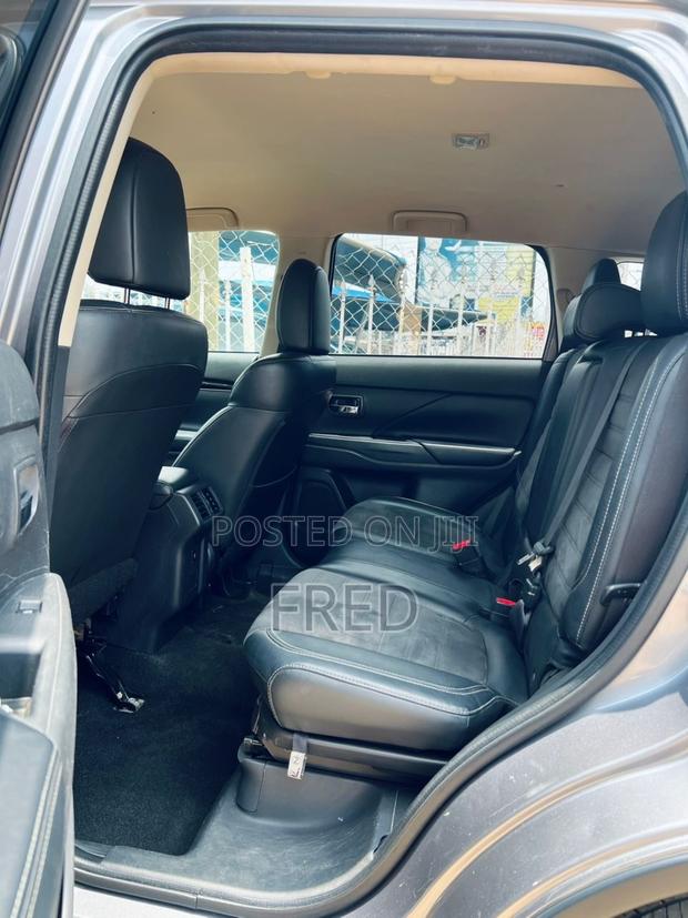 Mitsubishi Outlander SE FWD 2019 Gray