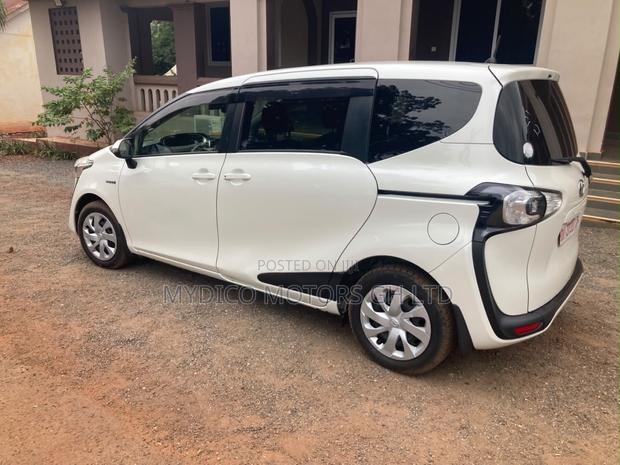Toyota Sienta 1.5 Hybrid FWD 2015 White