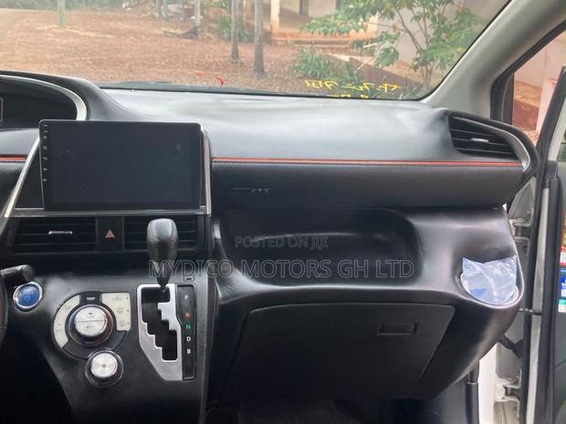 Toyota Sienta 1.5 Hybrid FWD 2015 White