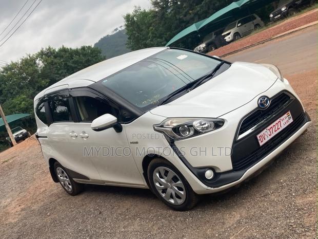 Toyota Sienta 1.5 Hybrid FWD 2015 White