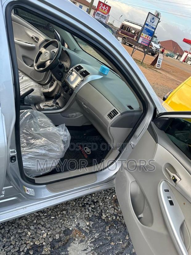 Toyota Corolla LE 4dr Sedan (1.8L 4cyl 4A) 2010 Silver